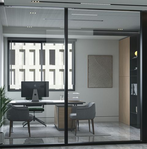 Büro hinter einer Glaswand mit Schreibtisch und Stühlen