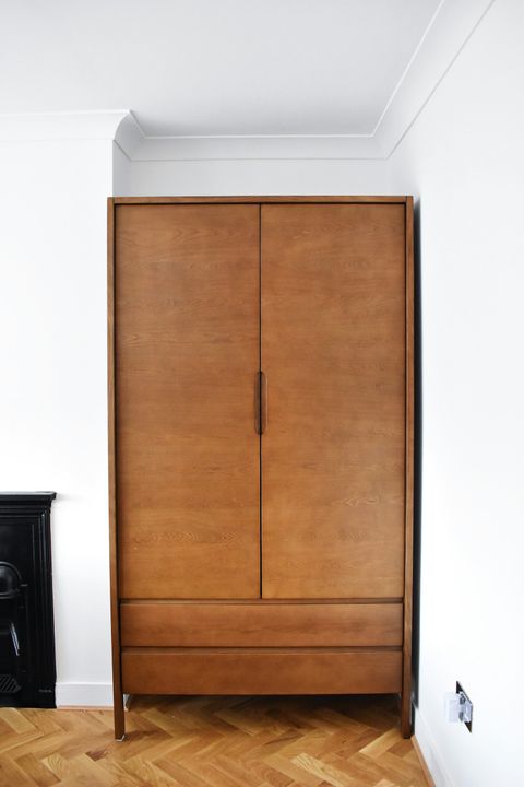 Zweitüriger Holzschrank mit schlanken Griffen