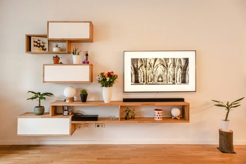 Wohnwand mit schwebenden Regalen und Lowboard aus Holz und Weißlack